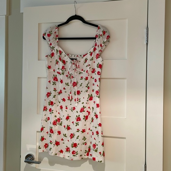 Zara mini dress white with red roses - Picture 1 of 3